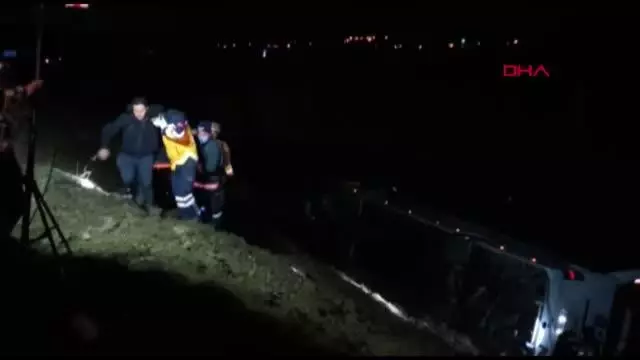 SİVAS Sivas'ta yolcu otobüsü devrildi 39 yaralı - Yeniden SİVAS Sivas'ta yolcu otobüsü devrildi 39 yaralı - Yeniden