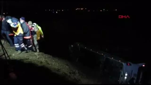 SİVAS Sivas'ta yolcu otobüsü devrildi 39 yaralı - Yeniden SİVAS Sivas'ta yolcu otobüsü devrildi 39 yaralı - Yeniden