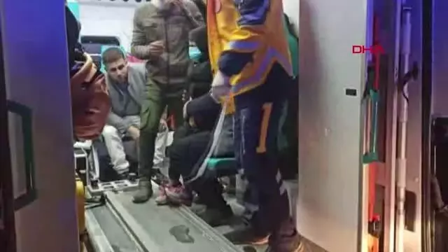 SİVAS Sivas'ta yolcu otobüsü devrildi 39 yaralı - Yeniden SİVAS Sivas'ta yolcu otobüsü devrildi 39 yaralı - Yeniden