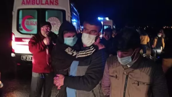 SİVAS Sivas'ta yolcu otobüsü devrildi 39 yaralı - Yeniden SİVAS Sivas'ta yolcu otobüsü devrildi 39 yaralı - Yeniden