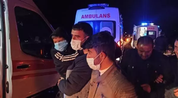 SİVAS Sivas'ta yolcu otobüsü devrildi 39 yaralı - Yeniden SİVAS Sivas'ta yolcu otobüsü devrildi 39 yaralı - Yeniden