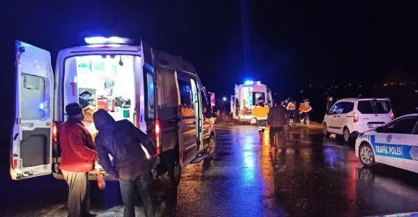 SİVAS Sivas'ta yolcu otobüsü devrildi 39 yaralı - Yeniden SİVAS Sivas'ta yolcu otobüsü devrildi 39 yaralı - Yeniden