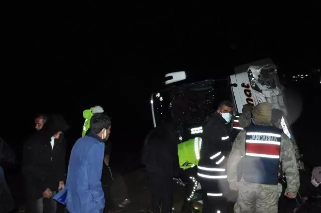Sivas'ta yolcu otobüs tarlaya uçtu: 39 yaralı Sivas'ta yolcu otobüs tarlaya uçtu: 39 yaralı