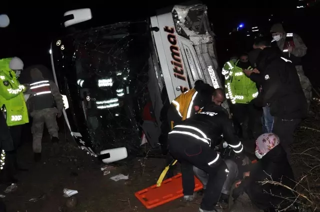 Sivas'ta yolcu otobüs tarlaya uçtu: 39 yaralı Sivas'ta yolcu otobüs tarlaya uçtu: 39 yaralı