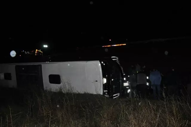 Sivas'ta yolcu otobüs tarlaya uçtu: 39 yaralı Sivas'ta yolcu otobüs tarlaya uçtu: 39 yaralı