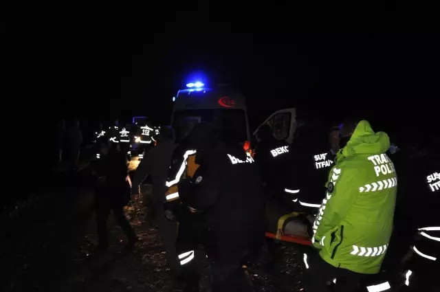 Sivas'ta yolcu otobüs tarlaya uçtu: 39 yaralı Sivas'ta yolcu otobüs tarlaya uçtu: 39 yaralı