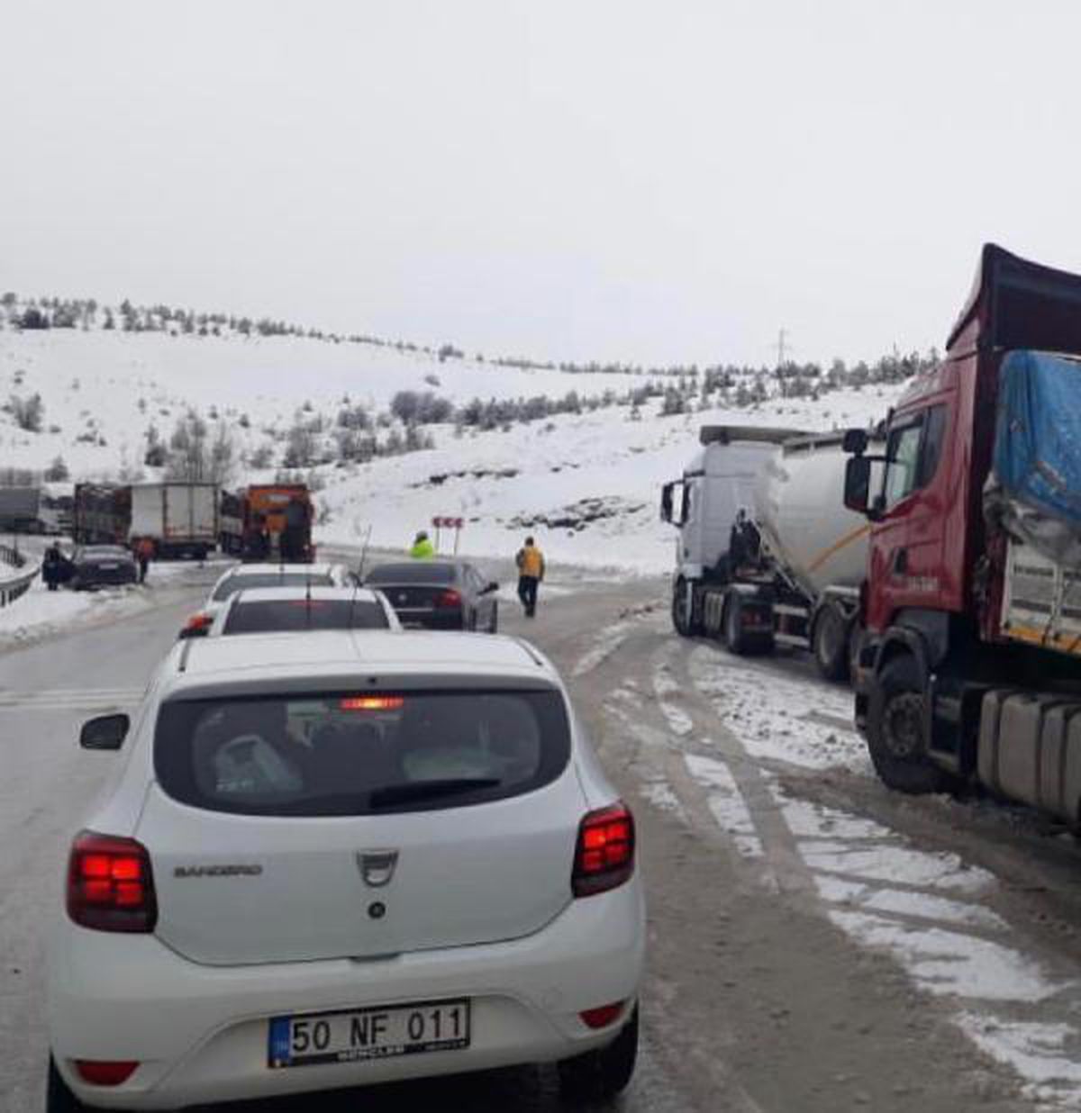 Sivas yolunda kar yağışı; ulaşım aksadı