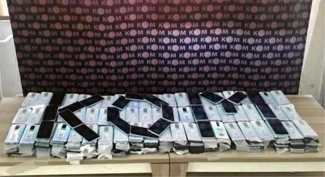 Şüpheli araçta 494 kaçak cep telefonu bulundu