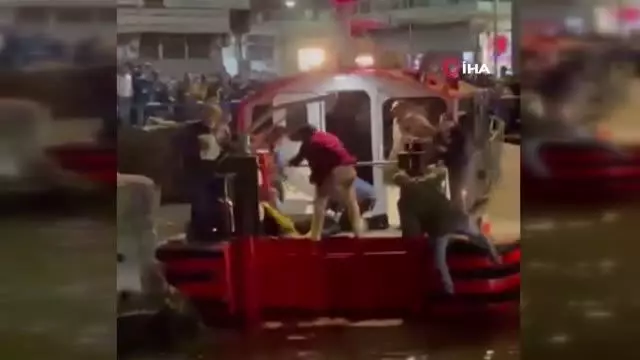 Süveyş Kanalı'nda araç feribottan denize düştüDenize düşen araçta 1 çocuk öldü
