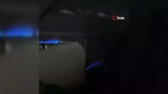 - Yolcu acil çıkış kapısını açmak istedi, uçak acil iniş yaptı - Yolcu acil çıkış kapısını açmak istedi, uçak acil iniş yaptı