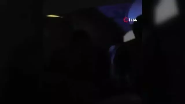 - Yolcu acil çıkış kapısını açmak istedi, uçak acil iniş yaptı - Yolcu acil çıkış kapısını açmak istedi, uçak acil iniş yaptı