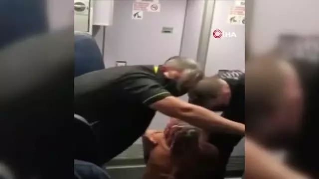 - Yolcu acil çıkış kapısını açmak istedi, uçak acil iniş yaptı - Yolcu acil çıkış kapısını açmak istedi, uçak acil iniş yaptı