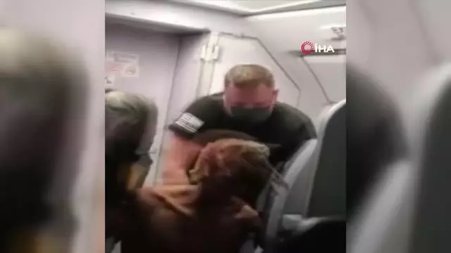 - Yolcu acil çıkış kapısını açmak istedi, uçak acil iniş yaptı - Yolcu acil çıkış kapısını açmak istedi, uçak acil iniş yaptı