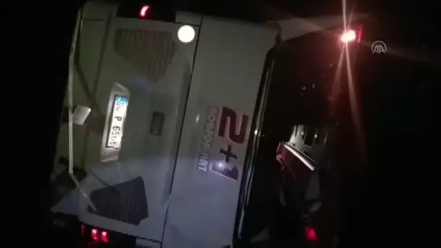 Sivas'ta yolcu otobüsü devrildi: 39 yaralı Sivas'ta yolcu otobüsü devrildi: 39 yaralı
