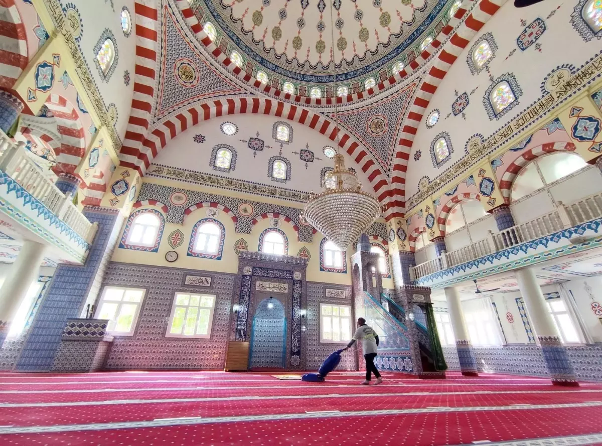 Yüreğir Belediyesi ilçede bulunan ibadethaneleri ramazana hazırlıyor