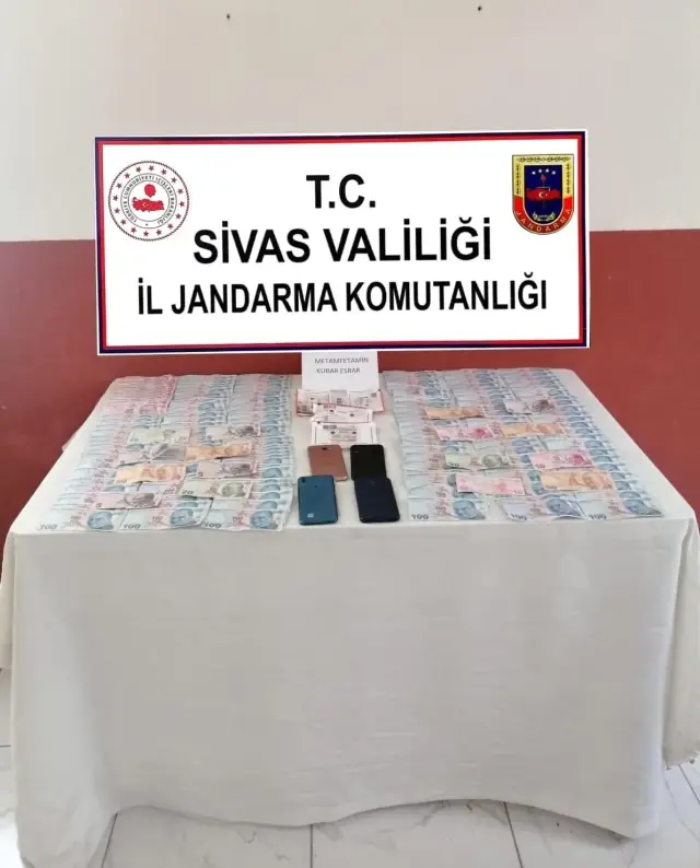 Son Dakika | 60 yaşındaki kadını 'Bıçaklama olayına karıştınız' diyerek dolandıran şahıslar yakalandı