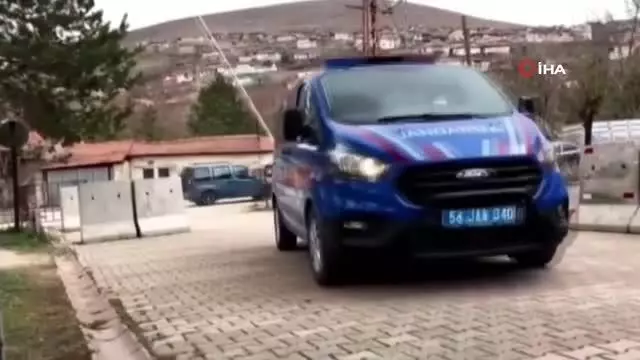 Son Dakika | 60 yaşındaki kadını 'Bıçaklama olayına karıştınız' diyerek dolandıran şahıslar yakalandı