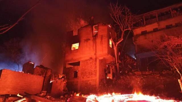 Artvin'de bu kez Ortaköy yandı: 7 ev alevlere teslim oldu Artvin'de bu kez Ortaköy yandı: 7 ev alevlere teslim oldu