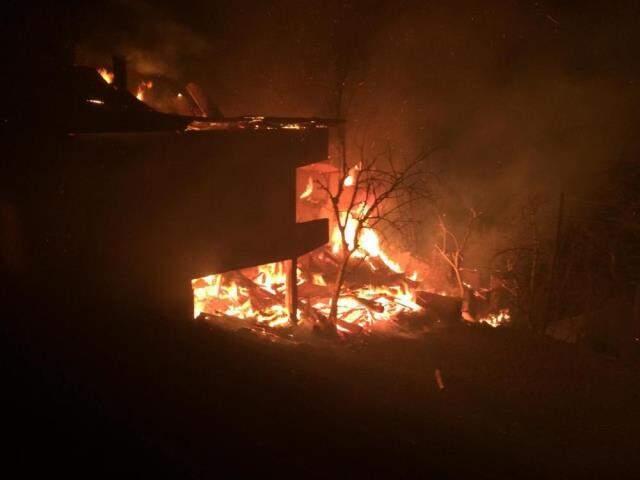 Artvin'de bu kez Ortaköy yandı: 7 ev alevlere teslim oldu Artvin'de bu kez Ortaköy yandı: 7 ev alevlere teslim oldu