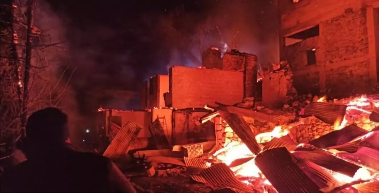 Artvin'de bu kez Ortaköy yandı: 7 ev alevlere teslim oldu