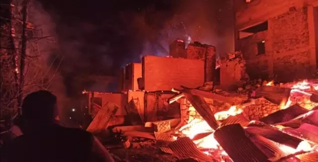 Artvin'de bu kez Ortaköy yandı: 7 ev alevlere teslim oldu Artvin'de bu kez Ortaköy yandı: 7 ev alevlere teslim oldu