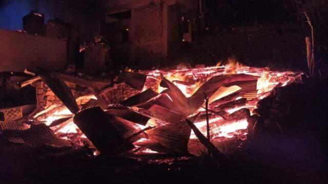 Artvin'de bu kez Ortaköy yandı: 7 ev alevlere teslim oldu Artvin'de bu kez Ortaköy yandı: 7 ev alevlere teslim oldu