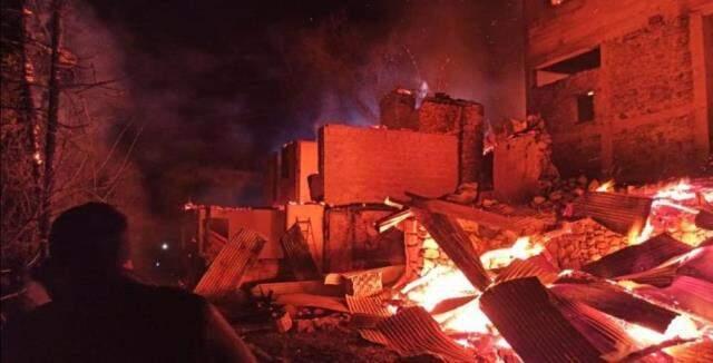 Artvin'de bu kez Ortaköy yandı: 7 ev alevlere teslim oldu Artvin'de bu kez Ortaköy yandı: 7 ev alevlere teslim oldu