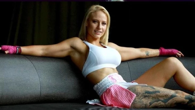 Avustralyalı kadın boksör Ebanie Bridges, erkek hayranlarına giydiği çorapları satarak zengin oldu