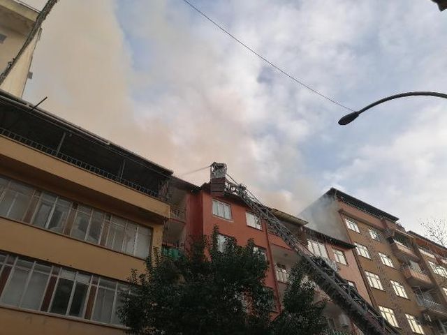 bacadan baslayan yangin binanin catisini kul 14039005 o
