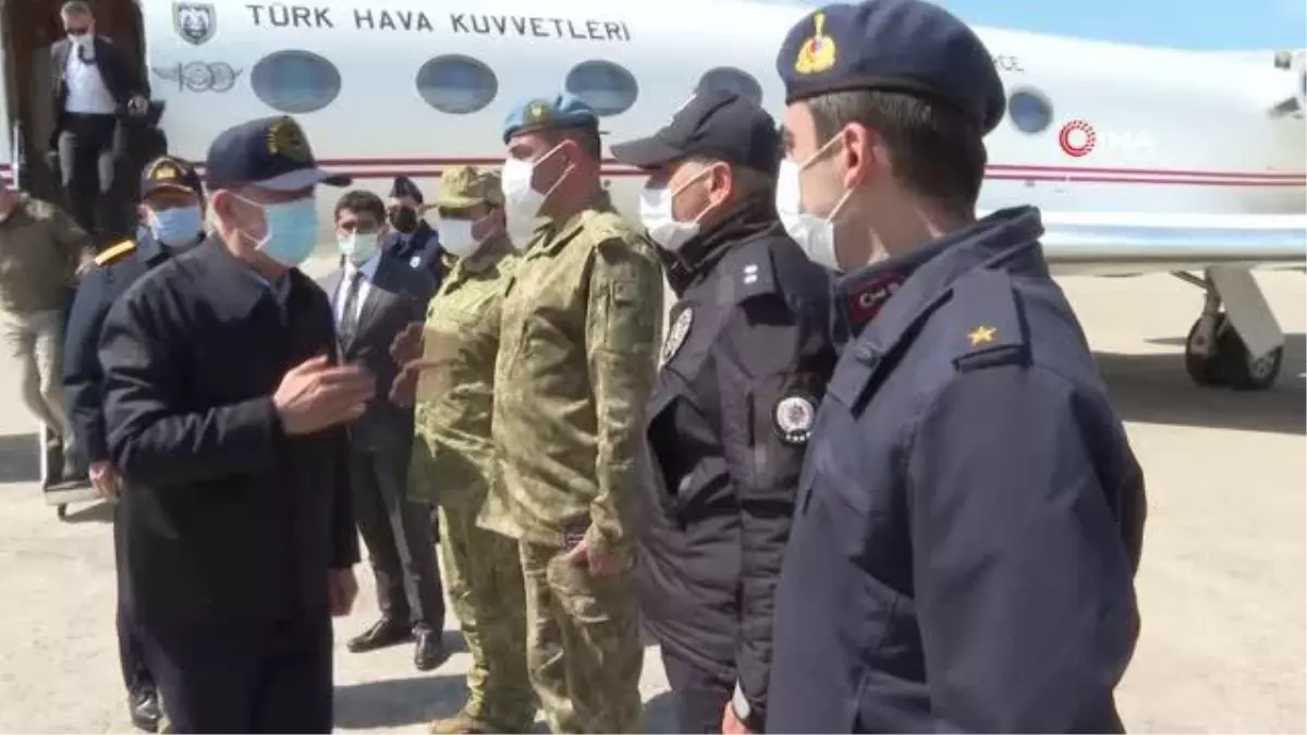 Son dakika haberi! Bakan Akar'dan komutanlarla beraber 'tarihi' ziyaret