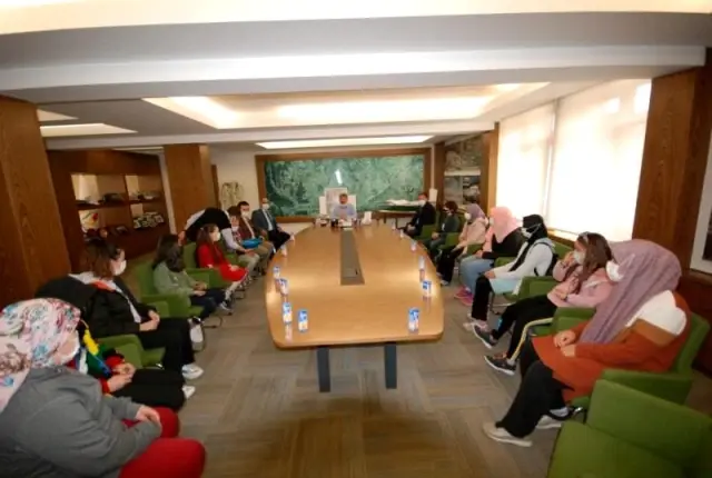 Başkan Akçadurak, dereceye giren öğrencilerle bir araya geldi Başkan Akçadurak, dereceye giren öğrencilerle bir araya geldi