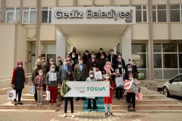 Başkan Akçadurak, dereceye giren öğrencilerle bir araya geldi Başkan Akçadurak, dereceye giren öğrencilerle bir araya geldi