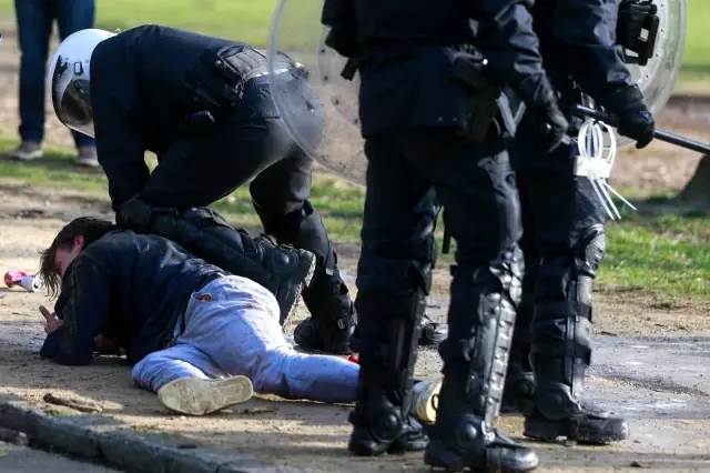Belçika'da '1 Nisan şakası' polis müdahalesi ile son buldu Belçika'da '1 Nisan şakası' polis müdahalesi ile son buldu