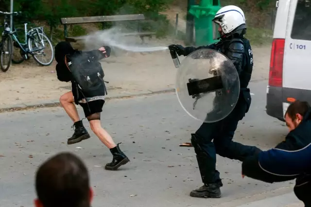 Belçika'da '1 Nisan şakası' polis müdahalesi ile son buldu Belçika'da '1 Nisan şakası' polis müdahalesi ile son buldu