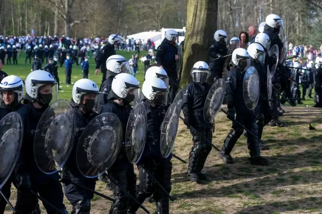Belçika'da '1 Nisan şakası' polis müdahalesi ile son buldu Belçika'da '1 Nisan şakası' polis müdahalesi ile son buldu
