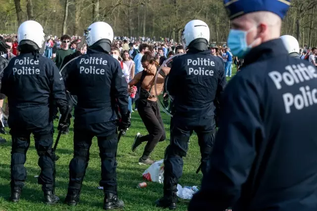 Belçika'da '1 Nisan şakası' polis müdahalesi ile son buldu Belçika'da '1 Nisan şakası' polis müdahalesi ile son buldu