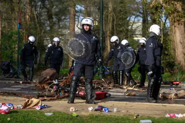 Belçika'da '1 Nisan şakası' polis müdahalesi ile son buldu Belçika'da '1 Nisan şakası' polis müdahalesi ile son buldu