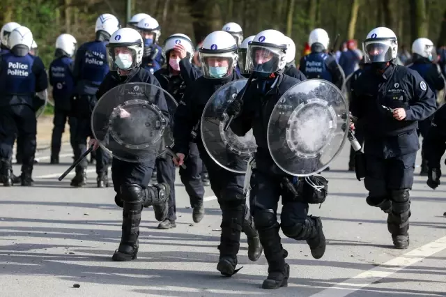 Belçika'da '1 Nisan şakası' polis müdahalesi ile son buldu Belçika'da '1 Nisan şakası' polis müdahalesi ile son buldu