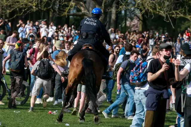 Belçika'da '1 Nisan şakası' polis müdahalesi ile son buldu Belçika'da '1 Nisan şakası' polis müdahalesi ile son buldu