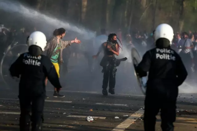 Belçika'da '1 Nisan şakası' polis müdahalesi ile son buldu Belçika'da '1 Nisan şakası' polis müdahalesi ile son buldu