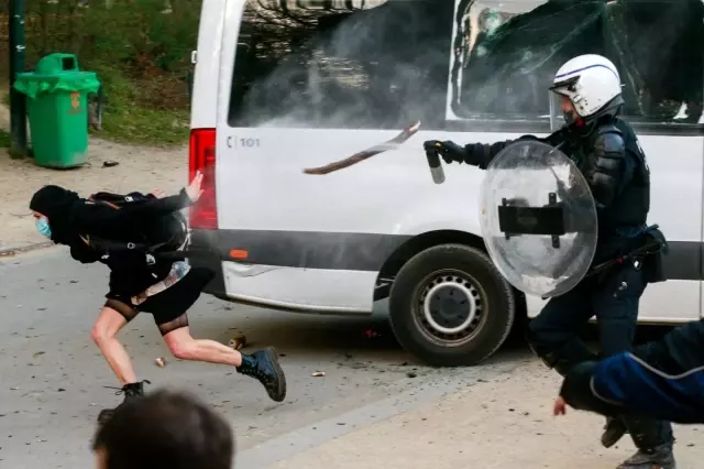 Belçika'da '1 Nisan şakası' polis müdahalesi ile son buldu Belçika'da '1 Nisan şakası' polis müdahalesi ile son buldu