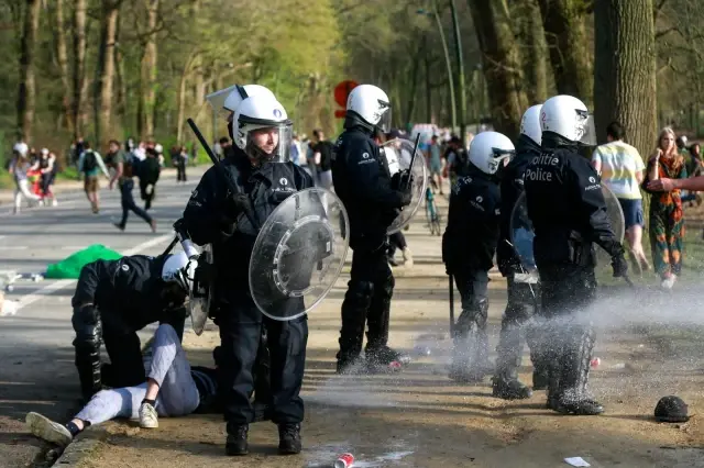 Belçika'da '1 Nisan şakası' polis müdahalesi ile son buldu Belçika'da '1 Nisan şakası' polis müdahalesi ile son buldu