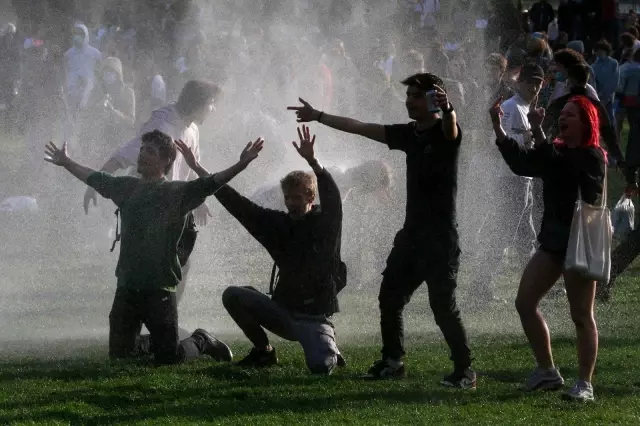 Belçika'da '1 Nisan şakası' polis müdahalesi ile son buldu Belçika'da '1 Nisan şakası' polis müdahalesi ile son buldu