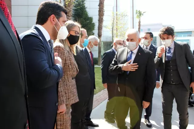 Binalı Yıldırım: 'Hedefimiz; İzmir'de yerel hizmeti AK Parti hizmetiyle buluşturmak olacak' Binalı Yıldırım: 'Hedefimiz; İzmir'de yerel hizmeti AK Parti hizmetiyle buluşturmak olacak'