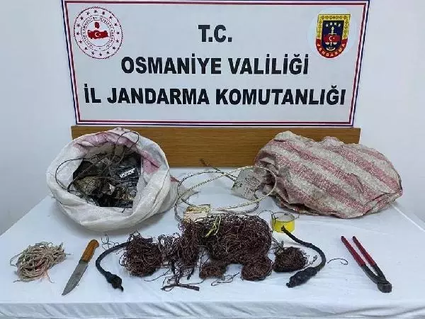 Çaldıkları bakır kabloları satmak isterken yakalandılar Çaldıkları bakır kabloları satmak isterken yakalandılar