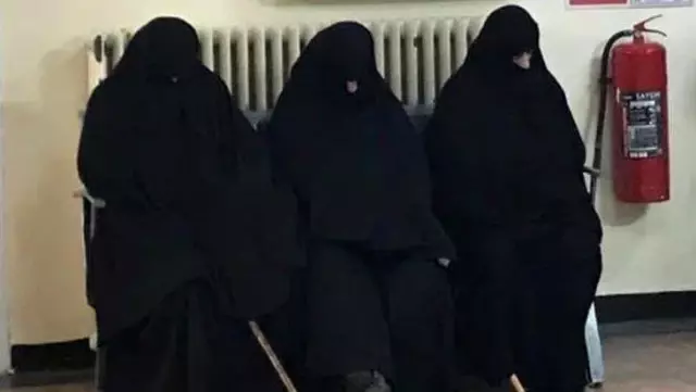 Çarşaflı kadınların fotoğrafını paylaştığı iddia edilen doktora hakaretten yargılanan sanıklar beraat etti Çarşaflı kadınların fotoğrafını paylaştığı iddia edilen doktora hakaretten yargılanan sanıklar beraat etti