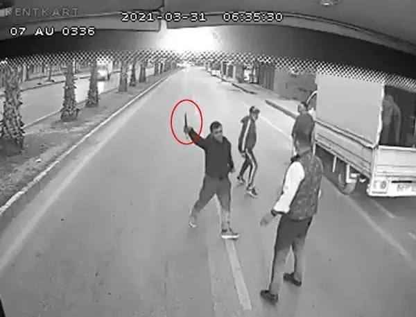 Darbedilen kadını kurtaran otobüs şoförünü bıçakla tehdit eden 2 şüpheli tutuklandı Darbedilen kadını kurtaran otobüs şoförünü bıçakla tehdit eden 2 şüpheli tutuklandı
