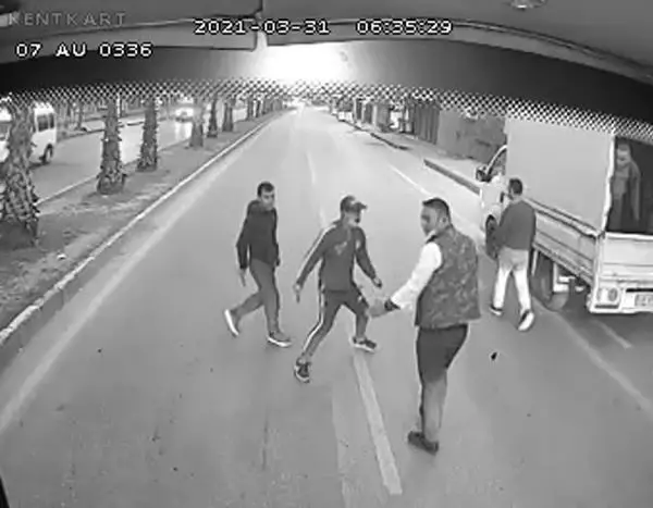 Darbedilen kadını kurtaran otobüs şoförünü bıçakla tehdit eden 2 şüpheli tutuklandı Darbedilen kadını kurtaran otobüs şoförünü bıçakla tehdit eden 2 şüpheli tutuklandı