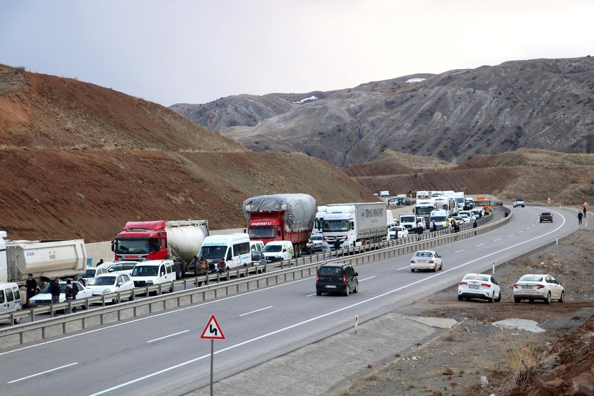 Vinç yüklü çekici kara yolunu 2 buçuk saat araç trafiğine kapattı, 4 kilometrelik kuyruk oluştu
