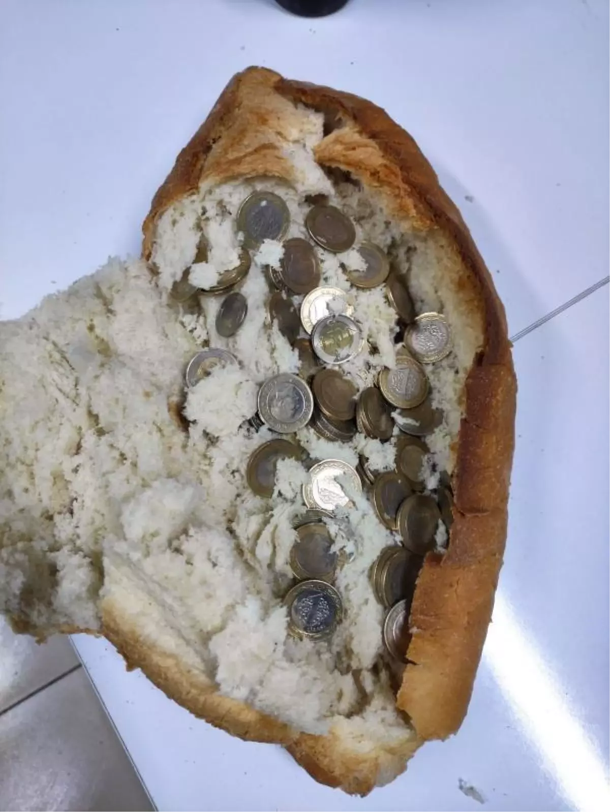 Dilencinin topladığı paralar, ekmek arasından çıktı